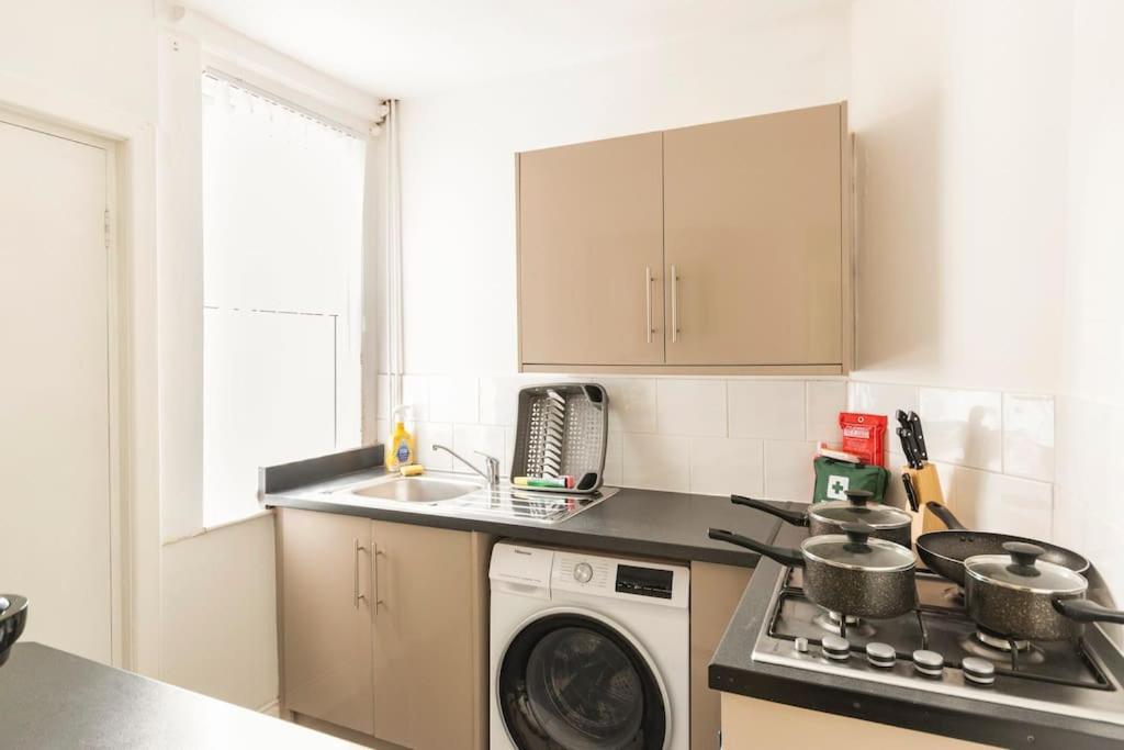 3-Bedroom Home In Liverpool L15 With Free Parking Экстерьер фото