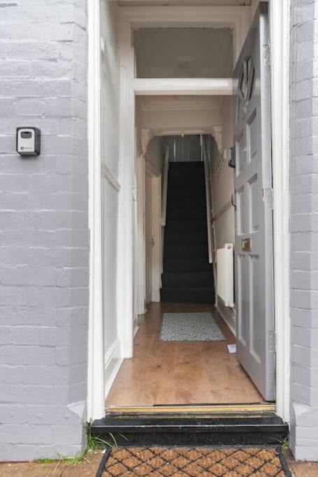 3-Bedroom Home In Liverpool L15 With Free Parking Экстерьер фото